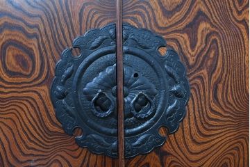 中古　美品　岩谷堂箪笥　くっきりとした杢目と立派な金具が全体を引き締め高級感を放つ観音扉付き着物箪笥(引き出し、和タンス、洋服箪笥、収納箪笥、観音箪笥、衣装たんす)(R-084425)