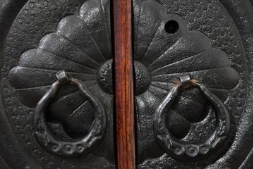 中古　美品　岩谷堂箪笥　くっきりとした杢目と立派な金具が全体を引き締め高級感を放つ観音扉付き着物箪笥(引き出し、和タンス、洋服箪笥、収納箪笥、観音箪笥、衣装たんす)(R-084425)
