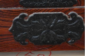 中古　美品　岩谷堂箪笥　くっきりとした杢目と立派な金具が全体を引き締め高級感を放つ観音扉付き着物箪笥(引き出し、和タンス、洋服箪笥、収納箪笥、観音箪笥、衣装たんす)(R-084425)