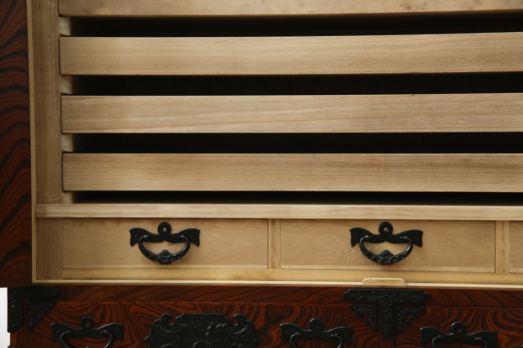 中古　美品　岩谷堂箪笥　くっきりとした杢目と立派な金具が全体を引き締め高級感を放つ観音扉付き着物箪笥　(R-084425)