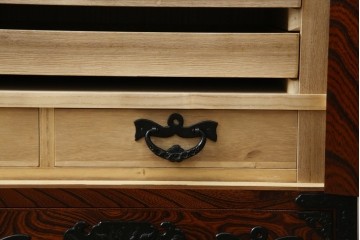 中古　美品　岩谷堂箪笥　くっきりとした杢目と立派な金具が全体を引き締め高級感を放つ観音扉付き着物箪笥　(R-084425)