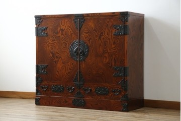 中古　美品　岩谷堂箪笥　くっきりとした杢目と立派な金具が全体を引き締め高級感を放つ観音扉付き着物箪笥　(R-084425)