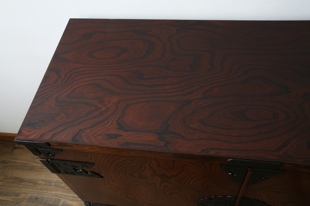 中古　美品　岩谷堂箪笥　くっきりとした杢目と立派な金具が全体を引き締め高級感を放つ観音扉付き着物箪笥　(R-084425)