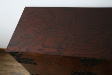 中古　美品　岩谷堂箪笥　くっきりとした杢目と立派な金具が全体を引き締め高級感を放つ観音扉付き着物箪笥　(R-084425)