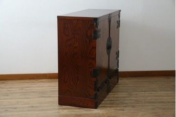 中古　美品　岩谷堂箪笥　くっきりとした杢目と立派な金具が全体を引き締め高級感を放つ観音扉付き着物箪笥　(R-084425)