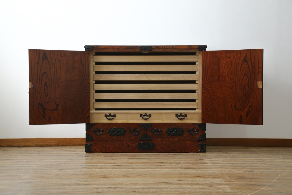 中古　美品　岩谷堂箪笥　くっきりとした杢目と立派な金具が全体を引き締め高級感を放つ観音扉付き着物箪笥　(R-084425)