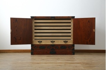 中古　美品　岩谷堂箪笥　くっきりとした杢目と立派な金具が全体を引き締め高級感を放つ観音扉付き着物箪笥　(R-084425)