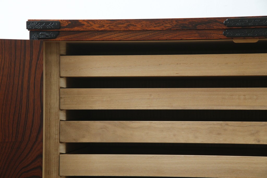中古　美品　岩谷堂箪笥　くっきりとした杢目と立派な金具が全体を引き締め高級感を放つ観音扉付き着物箪笥　(R-084425)