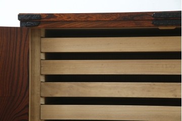 中古　美品　岩谷堂箪笥　くっきりとした杢目と立派な金具が全体を引き締め高級感を放つ観音扉付き着物箪笥　(R-084425)