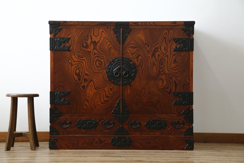 中古　美品　岩谷堂箪笥　くっきりとした杢目と立派な金具が全体を引き締め高級感を放つ観音扉付き着物箪笥　(R-084425)