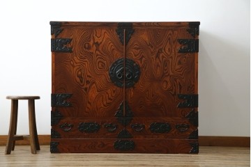 中古　美品　岩谷堂箪笥　くっきりとした杢目と立派な金具が全体を引き締め高級感を放つ観音扉付き着物箪笥　(R-084425)