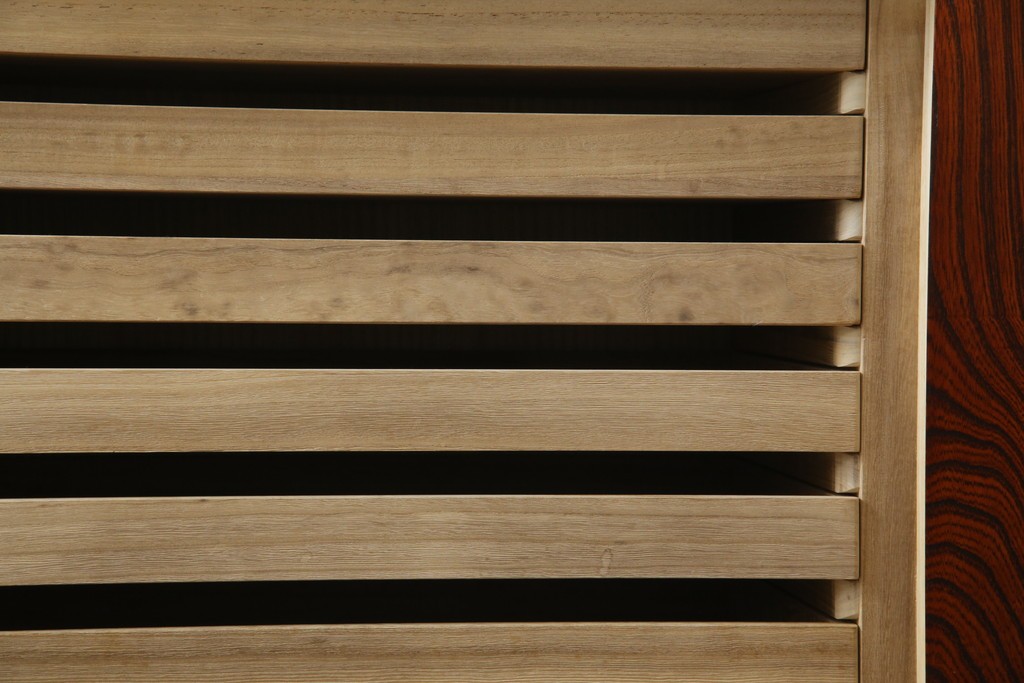 中古　美品　岩谷堂箪笥　くっきりとした杢目と立派な金具が全体を引き締め高級感を放つ観音扉付き着物箪笥　(R-084425)