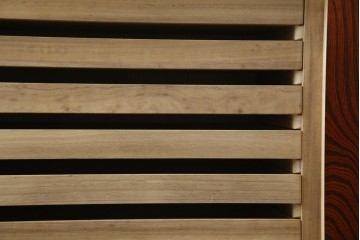 中古　美品　岩谷堂箪笥　くっきりとした杢目と立派な金具が全体を引き締め高級感を放つ観音扉付き着物箪笥　(R-084425)