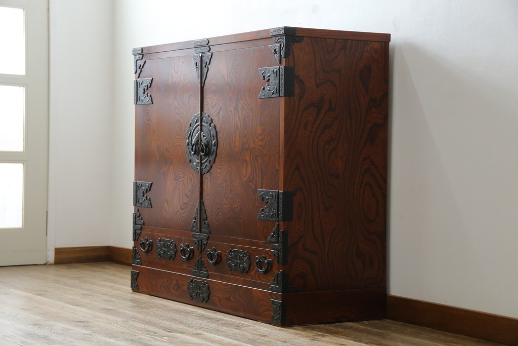 中古　美品　岩谷堂箪笥　くっきりとした杢目と立派な金具が全体を引き締め高級感を放つ観音扉付き着物箪笥　(R-084425)