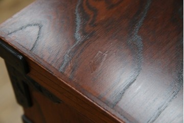 中古　美品　岩谷堂箪笥　くっきりとした杢目と立派な金具が全体を引き締め高級感を放つ観音扉付き着物箪笥　(R-084425)