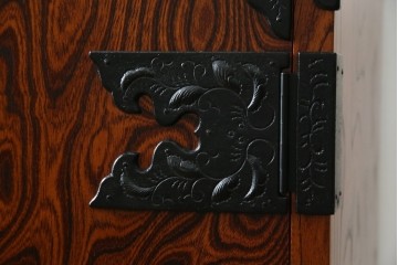 中古　美品　岩谷堂箪笥　くっきりとした杢目と立派な金具が全体を引き締め高級感を放つ観音扉付き着物箪笥　(R-084425)