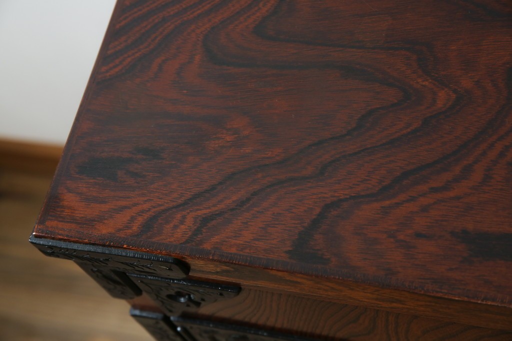 中古　美品　岩谷堂箪笥　くっきりとした杢目と立派な金具が全体を引き締め高級感を放つ観音扉付き着物箪笥　(R-084425)