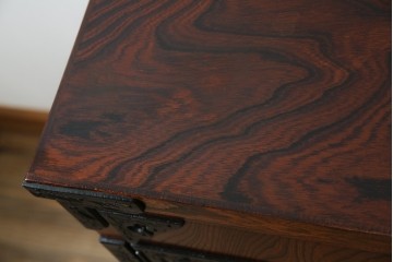 中古　美品　岩谷堂箪笥　くっきりとした杢目と立派な金具が全体を引き締め高級感を放つ観音扉付き着物箪笥　(R-084425)