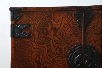 中古　美品　岩谷堂箪笥　くっきりとした杢目と立派な金具が全体を引き締め高級感を放つ観音扉付き着物箪笥　(R-084425)