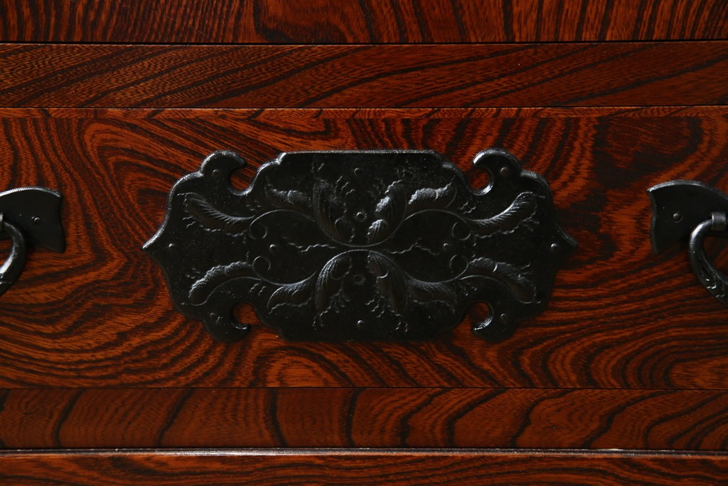 中古　美品　岩谷堂箪笥　くっきりとした杢目と立派な金具が全体を引き締め高級感を放つ観音扉付き着物箪笥　(R-084425)