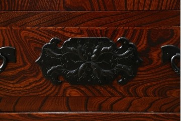 中古　美品　岩谷堂箪笥　くっきりとした杢目と立派な金具が全体を引き締め高級感を放つ観音扉付き着物箪笥　(R-084425)