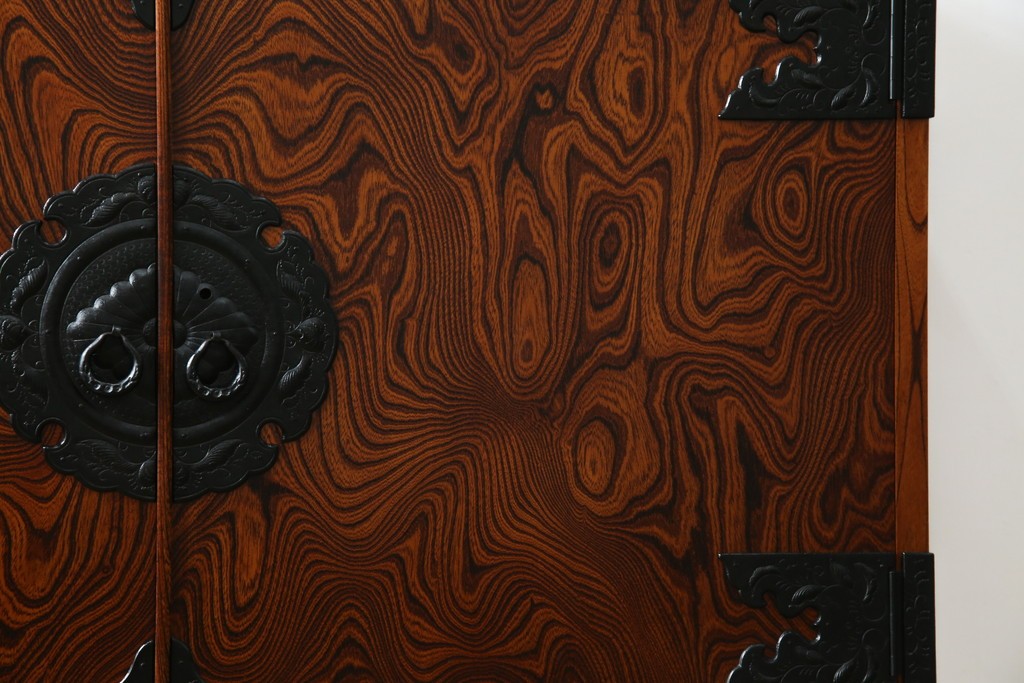 中古　美品　岩谷堂箪笥　くっきりとした杢目と立派な金具が全体を引き締め高級感を放つ観音扉付き着物箪笥　(R-084425)