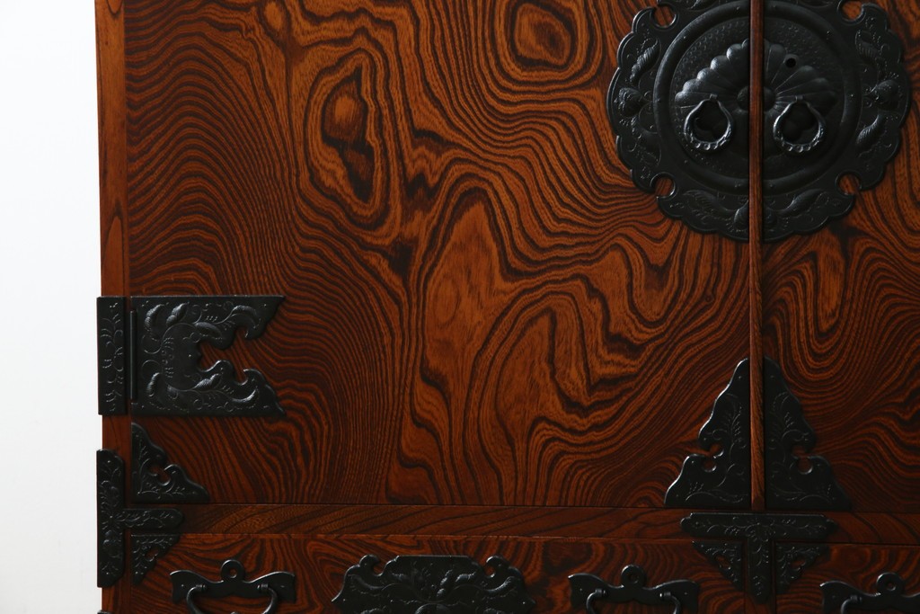 中古　美品　岩谷堂箪笥　くっきりとした杢目と立派な金具が全体を引き締め高級感を放つ観音扉付き着物箪笥　(R-084425)