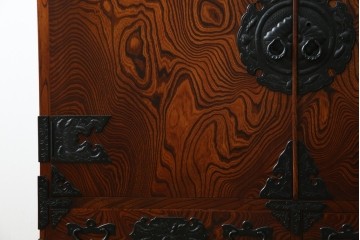 中古　美品　岩谷堂箪笥　くっきりとした杢目と立派な金具が全体を引き締め高級感を放つ観音扉付き着物箪笥　(R-084425)