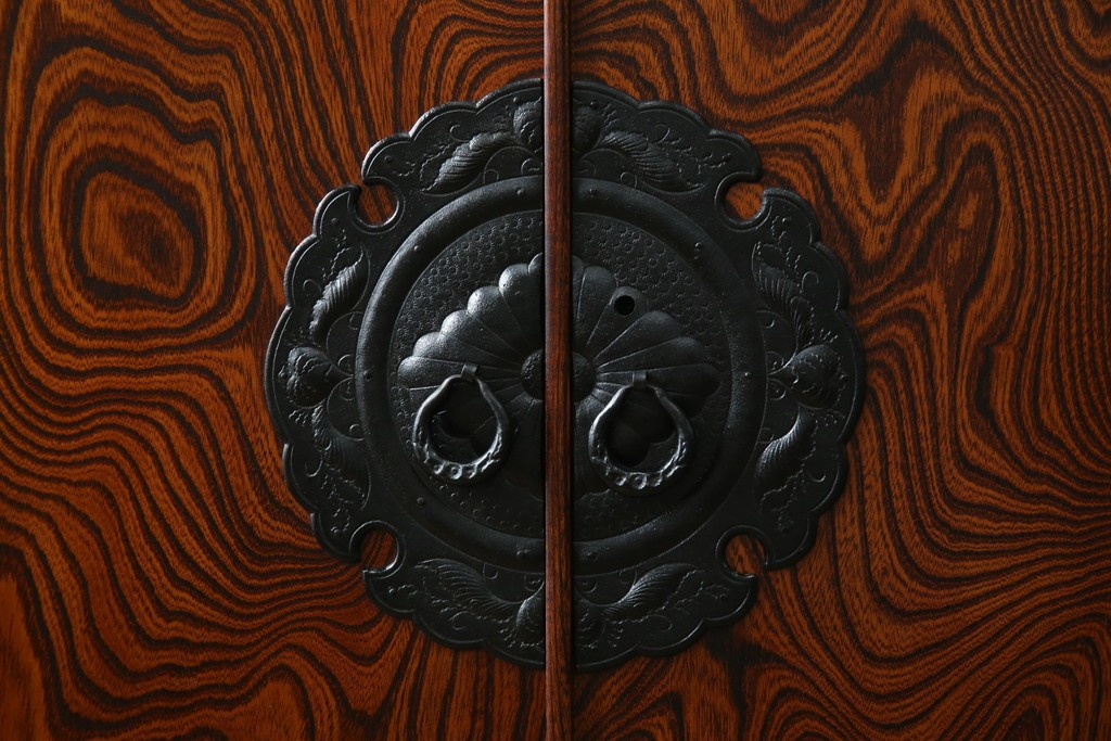 中古　美品　岩谷堂箪笥　くっきりとした杢目と立派な金具が全体を引き締め高級感を放つ観音扉付き着物箪笥　(R-084425)