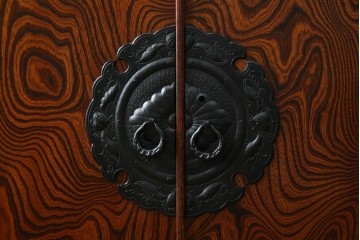 中古　美品　岩谷堂箪笥　くっきりとした杢目と立派な金具が全体を引き締め高級感を放つ観音扉付き着物箪笥　(R-084425)