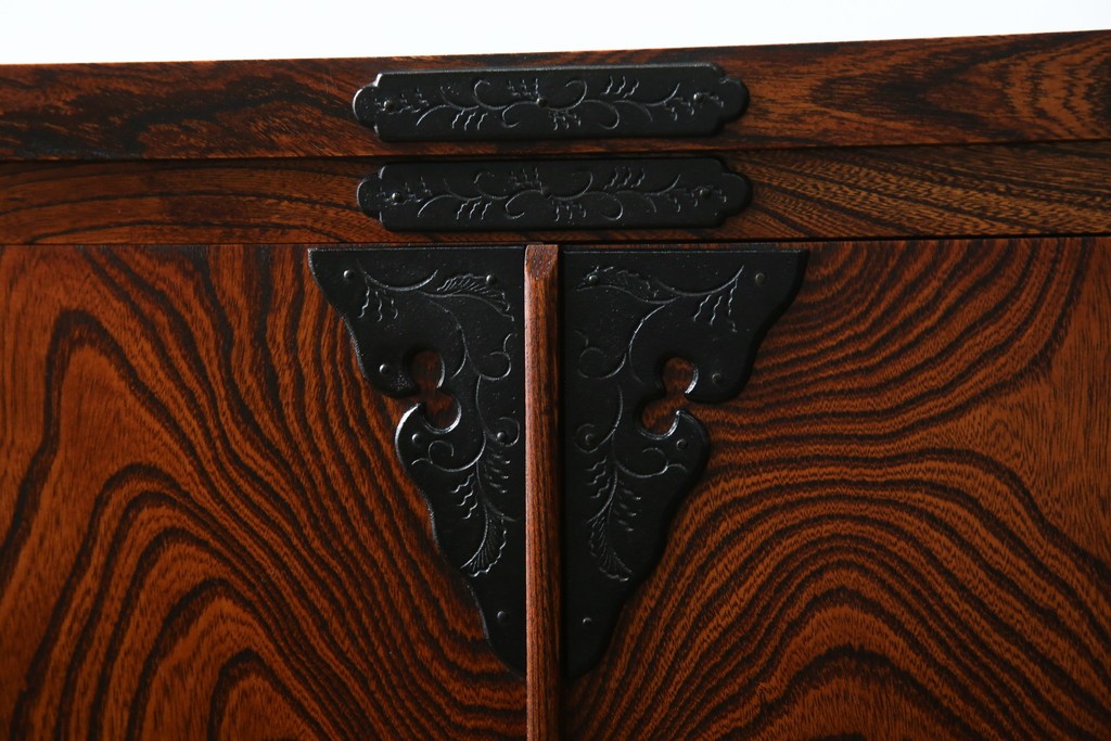 中古　美品　岩谷堂箪笥　くっきりとした杢目と立派な金具が全体を引き締め高級感を放つ観音扉付き着物箪笥　(R-084425)