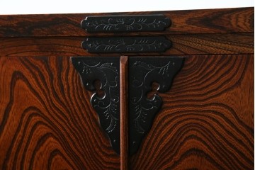 中古　美品　岩谷堂箪笥　くっきりとした杢目と立派な金具が全体を引き締め高級感を放つ観音扉付き着物箪笥　(R-084425)