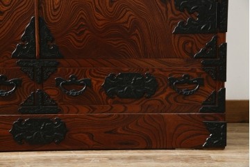 中古　美品　岩谷堂箪笥　くっきりとした杢目と立派な金具が全体を引き締め高級感を放つ観音扉付き着物箪笥　(R-084425)