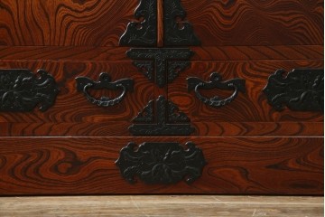 中古　美品　岩谷堂箪笥　くっきりとした杢目と立派な金具が全体を引き締め高級感を放つ観音扉付き着物箪笥　(R-084425)