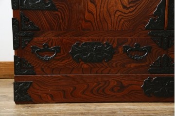 中古　美品　岩谷堂箪笥　くっきりとした杢目と立派な金具が全体を引き締め高級感を放つ観音扉付き着物箪笥　(R-084425)