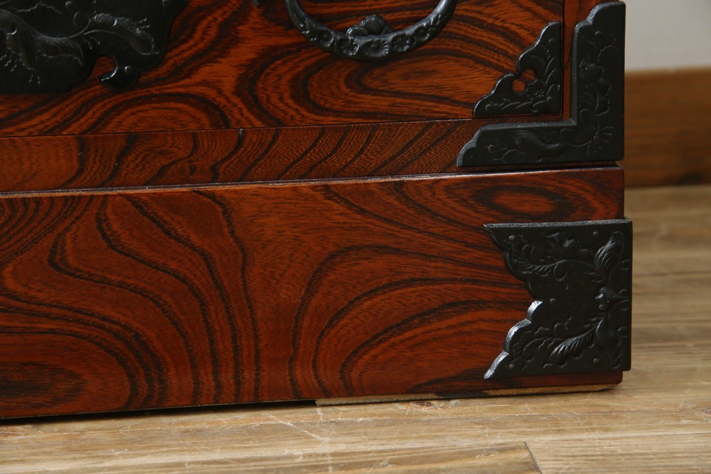 中古　美品　岩谷堂箪笥　くっきりとした杢目と立派な金具が全体を引き締め高級感を放つ観音扉付き着物箪笥　(R-084425)