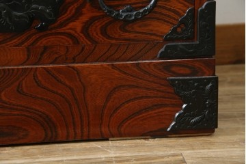 中古　美品　岩谷堂箪笥　くっきりとした杢目と立派な金具が全体を引き締め高級感を放つ観音扉付き着物箪笥　(R-084425)