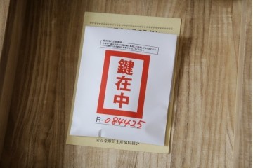 中古　美品　岩谷堂箪笥　くっきりとした杢目と立派な金具が全体を引き締め高級感を放つ観音扉付き着物箪笥　(R-084425)