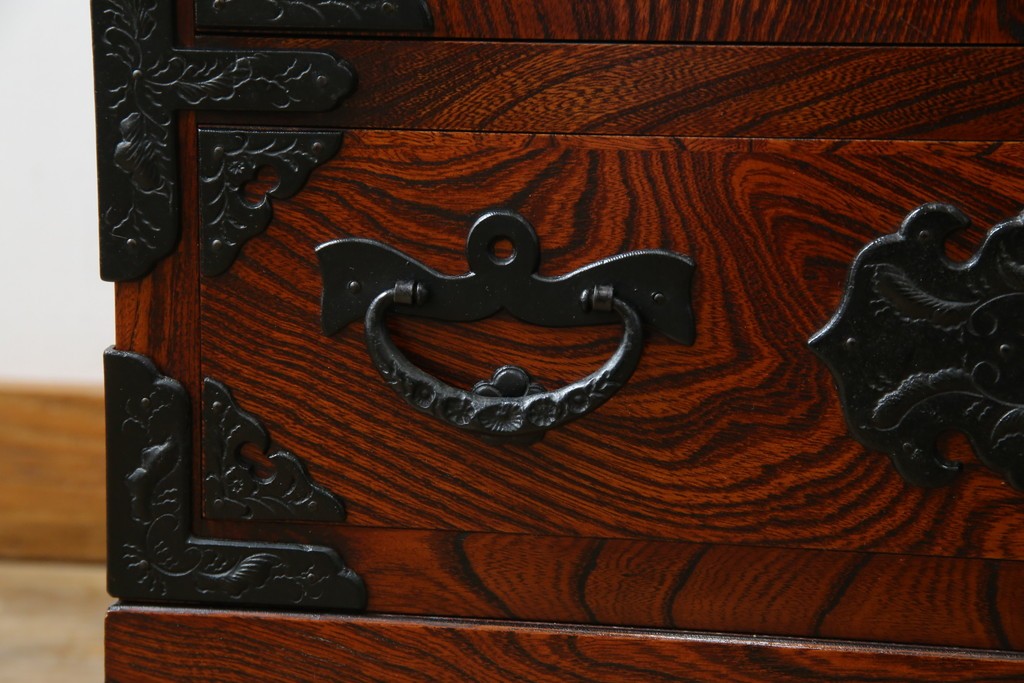 中古　美品　岩谷堂箪笥　くっきりとした杢目と立派な金具が全体を引き締め高級感を放つ観音扉付き着物箪笥　(R-084425)