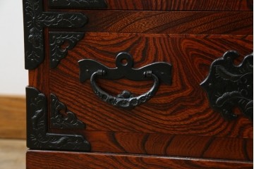 中古　美品　岩谷堂箪笥　くっきりとした杢目と立派な金具が全体を引き締め高級感を放つ観音扉付き着物箪笥　(R-084425)