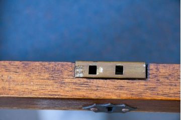 イギリスビンテージ　マホガニー材　象嵌入り　美しさと機能性を兼ね備えた魅せる収納が叶う上開き扉付きショーケース(ガラスケース、Gケース、ディスプレイケース、コレクションケース、飾り棚、陳列棚、店舗什器、ヴィンテージ、英国)(R-084426)