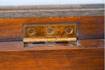 イギリスビンテージ　マホガニー材　象嵌入り　美しさと機能性を兼ね備えた魅せる収納が叶う上開き扉付きショーケース(ガラスケース、Gケース、ディスプレイケース、コレクションケース、飾り棚、陳列棚、店舗什器、ヴィンテージ、英国)(R-084426)