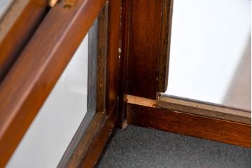 イギリスビンテージ　マホガニー材　象嵌入り　美しさと機能性を兼ね備えた魅せる収納が叶う上開き扉付きショーケース(ガラスケース、Gケース、ディスプレイケース、コレクションケース、飾り棚、陳列棚、店舗什器、ヴィンテージ、英国)(R-084426)