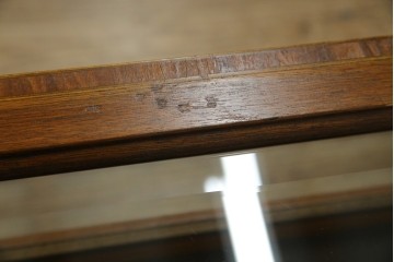 イギリスビンテージ　マホガニー材　象嵌入り　美しさと機能性を兼ね備えた魅せる収納が叶う上開き扉付きショーケース　(R-084426)