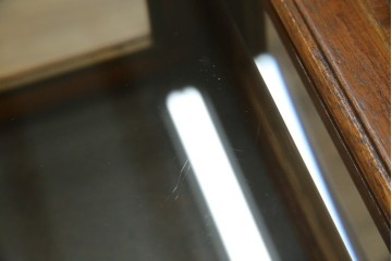 イギリスビンテージ　マホガニー材　象嵌入り　美しさと機能性を兼ね備えた魅せる収納が叶う上開き扉付きショーケース　(R-084426)