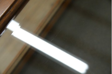 イギリスビンテージ　マホガニー材　象嵌入り　美しさと機能性を兼ね備えた魅せる収納が叶う上開き扉付きショーケース　(R-084426)