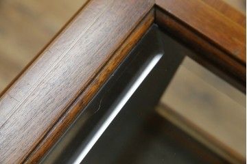 イギリスビンテージ　マホガニー材　象嵌入り　美しさと機能性を兼ね備えた魅せる収納が叶う上開き扉付きショーケース　(R-084426)