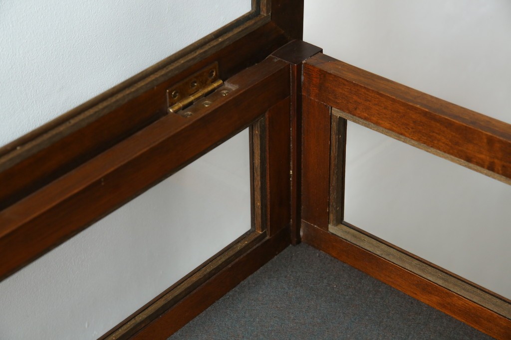 イギリスビンテージ　マホガニー材　象嵌入り　美しさと機能性を兼ね備えた魅せる収納が叶う上開き扉付きショーケース　(R-084426)