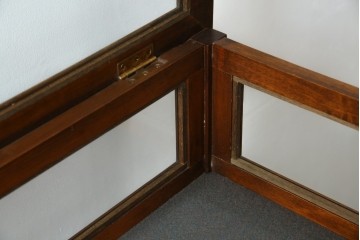 イギリスビンテージ　マホガニー材　象嵌入り　美しさと機能性を兼ね備えた魅せる収納が叶う上開き扉付きショーケース　(R-084426)