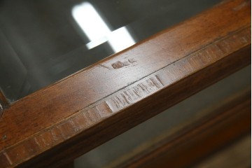 イギリスビンテージ　マホガニー材　象嵌入り　美しさと機能性を兼ね備えた魅せる収納が叶う上開き扉付きショーケース　(R-084426)